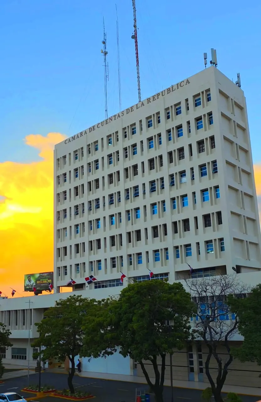 **Cámara de Cuentas revoca resolución sobre salarios y asegura que no hubo aumento salarial** El Pleno de la Cámara de Cuentas de la República Dominicana dejó sin efecto una resolución previa que había sido interpretada como un aumento salarial para sus miembros, aclarando que no se ha producido ningún reajuste en sus remuneraciones. La decisión fue comunicada mediante una carta dirigida al presidente del Senado, Ricardo de los Santos, en la que la institución sostiene que la interpretación pública sobre un incremento salarial es incorrecta. El órgano fiscalizador explicó que la revocación responde al contexto económico global y a la política de austeridad del Estado dominicano, además de presentar documentación comparativa de nóminas para sustentar la equivalencia salarial. Asimismo, detalló que la actual gestión ha implementado mejoras laborales para empleados, incluyendo aumentos en distintos grupos ocupacionales, beneficios sociales, capacitación y fortalecimiento institucional, junto con la aprobación de múltiples auditorías y reglamentos internos. Más información en alodigitalrd.com. #CamaraDeCuentas #RD #Salarios #SectorPublico #Transparencia #AloRD #AloDigitalRD #NoticiasRD