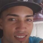 Hallan sin vida a joven en Loma de Cabrera y autoridades investigan el caso Un trágico hecho ha generado consternación en la comunidad de Loma de Cabrera, en la provincia Dajabón, donde un joven fue encontrado muerto en una finca del sector El Cajuil, luego de haber salido de su residencia el día anterior sin regresar. Según informaron sus familiares, el joven salió por instrucciones de su padre con la suma de 46 mil pesos para realizar una diligencia vinculada a la búsqueda de animales, desplazándose en una motocicleta propiedad de su progenitor. Ante su ausencia prolongada, sus allegados emprendieron una intensa búsqueda durante toda la noche sin resultados. El cuerpo fue hallado posteriormente colgando de una mata de mango en una propiedad perteneciente a un ciudadano identificado como Euris Santana. De acuerdo con informaciones preliminares, el caso podría estar relacionado con entornos de juego de azar, donde presuntamente habría perdido el dinero y la motocicleta, hipótesis que forma parte de las líneas de investigación. Al momento del hallazgo, el joven no portaba documentos de identificación. Agentes de la Policía Nacional acudieron al lugar junto a otras autoridades competentes para iniciar las investigaciones y esclarecer las circunstancias del hecho. Más información en alodigitalrd.com #LomaDeCabrera #Dajabon #Investigacion #PoliciaNacional #Suceso #RepublicaDominicana #AloRD #AloDigitalRD #NoticiasRD