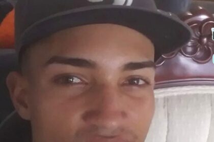 Hallan sin vida a joven en Loma de Cabrera y autoridades investigan el caso Un trágico hecho ha generado consternación en la comunidad de Loma de Cabrera, en la provincia Dajabón, donde un joven fue encontrado muerto en una finca del sector El Cajuil, luego de haber salido de su residencia el día anterior sin regresar. Según informaron sus familiares, el joven salió por instrucciones de su padre con la suma de 46 mil pesos para realizar una diligencia vinculada a la búsqueda de animales, desplazándose en una motocicleta propiedad de su progenitor. Ante su ausencia prolongada, sus allegados emprendieron una intensa búsqueda durante toda la noche sin resultados. El cuerpo fue hallado posteriormente colgando de una mata de mango en una propiedad perteneciente a un ciudadano identificado como Euris Santana. De acuerdo con informaciones preliminares, el caso podría estar relacionado con entornos de juego de azar, donde presuntamente habría perdido el dinero y la motocicleta, hipótesis que forma parte de las líneas de investigación. Al momento del hallazgo, el joven no portaba documentos de identificación. Agentes de la Policía Nacional acudieron al lugar junto a otras autoridades competentes para iniciar las investigaciones y esclarecer las circunstancias del hecho. Más información en alodigitalrd.com #LomaDeCabrera #Dajabon #Investigacion #PoliciaNacional #Suceso #RepublicaDominicana #AloRD #AloDigitalRD #NoticiasRD