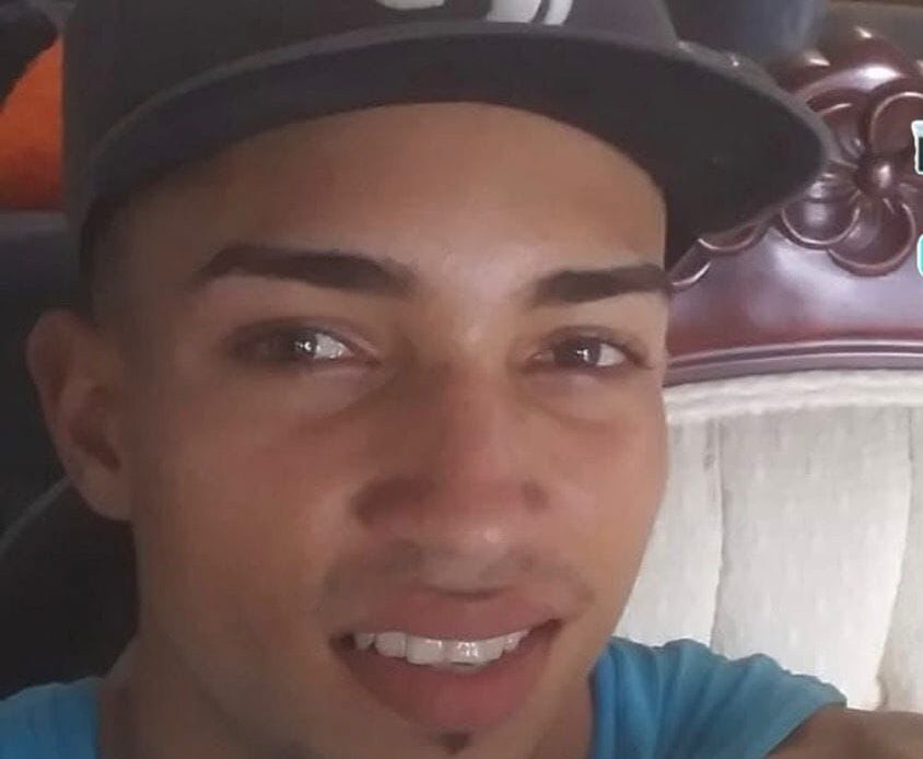 Hallan sin vida a joven en Loma de Cabrera y autoridades investigan el caso Un trágico hecho ha generado consternación en la comunidad de Loma de Cabrera, en la provincia Dajabón, donde un joven fue encontrado muerto en una finca del sector El Cajuil, luego de haber salido de su residencia el día anterior sin regresar. Según informaron sus familiares, el joven salió por instrucciones de su padre con la suma de 46 mil pesos para realizar una diligencia vinculada a la búsqueda de animales, desplazándose en una motocicleta propiedad de su progenitor. Ante su ausencia prolongada, sus allegados emprendieron una intensa búsqueda durante toda la noche sin resultados. El cuerpo fue hallado posteriormente colgando de una mata de mango en una propiedad perteneciente a un ciudadano identificado como Euris Santana. De acuerdo con informaciones preliminares, el caso podría estar relacionado con entornos de juego de azar, donde presuntamente habría perdido el dinero y la motocicleta, hipótesis que forma parte de las líneas de investigación. Al momento del hallazgo, el joven no portaba documentos de identificación. Agentes de la Policía Nacional acudieron al lugar junto a otras autoridades competentes para iniciar las investigaciones y esclarecer las circunstancias del hecho. Más información en alodigitalrd.com #LomaDeCabrera #Dajabon #Investigacion #PoliciaNacional #Suceso #RepublicaDominicana #AloRD #AloDigitalRD #NoticiasRD