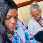 Muere madre de Elizabeth Silverio tras su condena judicial La madre de Elizabeth Silverio falleció este miércoles en Santo Domingo, apenas un día después de que su hija fuera condenada a cinco años de prisión por usurpación de funciones en el área de la salud mediante el centro Knowledge Land (Kogland). La información fue confirmada por la propia Silverio a través de un mensaje en redes sociales, donde expresó el dolor por la pérdida y destacó el vínculo espiritual y familiar que mantenían. En su publicación, Silverio recordó las enseñanzas de su madre en la fe cristiana, así como los momentos vividos durante su enfermedad, incluyendo los tratamientos de diálisis y el acompañamiento previo a sus audiencias judiciales. El fallecimiento ocurre en medio del proceso legal que enfrenta, mientras reiteró que no ofrecerá declaraciones a la prensa hasta concluir su situación judicial. Más información en alodigitalrd.com. #ElizabethSilverio #NoticiasRD #ActualidadRD #JusticiaRD #SucesosRD #AloRD #AloDigitalRD #NoticiasRD