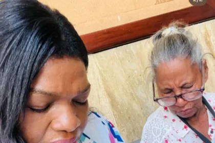 Muere madre de Elizabeth Silverio tras su condena judicial La madre de Elizabeth Silverio falleció este miércoles en Santo Domingo, apenas un día después de que su hija fuera condenada a cinco años de prisión por usurpación de funciones en el área de la salud mediante el centro Knowledge Land (Kogland). La información fue confirmada por la propia Silverio a través de un mensaje en redes sociales, donde expresó el dolor por la pérdida y destacó el vínculo espiritual y familiar que mantenían. En su publicación, Silverio recordó las enseñanzas de su madre en la fe cristiana, así como los momentos vividos durante su enfermedad, incluyendo los tratamientos de diálisis y el acompañamiento previo a sus audiencias judiciales. El fallecimiento ocurre en medio del proceso legal que enfrenta, mientras reiteró que no ofrecerá declaraciones a la prensa hasta concluir su situación judicial. Más información en alodigitalrd.com. #ElizabethSilverio #NoticiasRD #ActualidadRD #JusticiaRD #SucesosRD #AloRD #AloDigitalRD #NoticiasRD