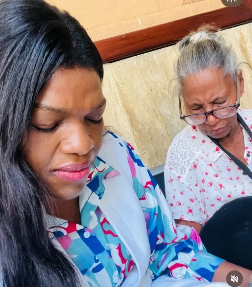 Muere madre de Elizabeth Silverio tras su condena judicial La madre de Elizabeth Silverio falleció este miércoles en Santo Domingo, apenas un día después de que su hija fuera condenada a cinco años de prisión por usurpación de funciones en el área de la salud mediante el centro Knowledge Land (Kogland). La información fue confirmada por la propia Silverio a través de un mensaje en redes sociales, donde expresó el dolor por la pérdida y destacó el vínculo espiritual y familiar que mantenían. En su publicación, Silverio recordó las enseñanzas de su madre en la fe cristiana, así como los momentos vividos durante su enfermedad, incluyendo los tratamientos de diálisis y el acompañamiento previo a sus audiencias judiciales. El fallecimiento ocurre en medio del proceso legal que enfrenta, mientras reiteró que no ofrecerá declaraciones a la prensa hasta concluir su situación judicial. Más información en alodigitalrd.com. #ElizabethSilverio #NoticiasRD #ActualidadRD #JusticiaRD #SucesosRD #AloRD #AloDigitalRD #NoticiasRD