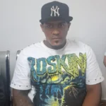 Reincidente se entrega en Santiago por homicidio de ciudadano puertorriqueño durante asalto La Policía Nacional informó que en Santiago de los Caballeros se entregó en el Palacio de Justicia un hombre identificado como Wedelyn Orlando Reyes Rodríguez, alias “Wesllin”, de 28 años, señalado como implicado en la muerte del ciudadano puertorriqueño Raymond Clemente Navarro, de 52 años, ocurrida el pasado 17 de abril durante un asalto en el distrito municipal de Canabacoa. El hecho se registró en un establecimiento tipo car wash y billar, donde la víctima recibió una herida de arma de fuego que le provocó la muerte. Las autoridades indicaron que el acusado se presentó acompañado de su representante legal tras emitirse una orden de arresto en su contra. Según las investigaciones, habría actuado junto a otros dos hombres, uno ya detenido y otro prófugo, en el asalto. La Policía también señaló que el entregado posee antecedentes por homicidio desde 2020 y reiteró que mantiene la búsqueda del prófugo, exhortando a la ciudadanía a colaborar con información para su captura. Más información en alodigitalrd.com. #Santiago #Homicidio #PoliciaNacionalRD #Canabacoa #JusticiaRD #CrimenRD #AloRD #AloDigitalRD #NoticiasRD