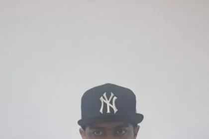 Reincidente se entrega en Santiago por homicidio de ciudadano puertorriqueño durante asalto La Policía Nacional informó que en Santiago de los Caballeros se entregó en el Palacio de Justicia un hombre identificado como Wedelyn Orlando Reyes Rodríguez, alias “Wesllin”, de 28 años, señalado como implicado en la muerte del ciudadano puertorriqueño Raymond Clemente Navarro, de 52 años, ocurrida el pasado 17 de abril durante un asalto en el distrito municipal de Canabacoa. El hecho se registró en un establecimiento tipo car wash y billar, donde la víctima recibió una herida de arma de fuego que le provocó la muerte. Las autoridades indicaron que el acusado se presentó acompañado de su representante legal tras emitirse una orden de arresto en su contra. Según las investigaciones, habría actuado junto a otros dos hombres, uno ya detenido y otro prófugo, en el asalto. La Policía también señaló que el entregado posee antecedentes por homicidio desde 2020 y reiteró que mantiene la búsqueda del prófugo, exhortando a la ciudadanía a colaborar con información para su captura. Más información en alodigitalrd.com. #Santiago #Homicidio #PoliciaNacionalRD #Canabacoa #JusticiaRD #CrimenRD #AloRD #AloDigitalRD #NoticiasRD