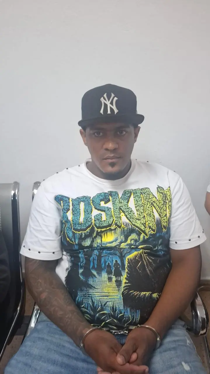 Reincidente se entrega en Santiago por homicidio de ciudadano puertorriqueño durante asalto La Policía Nacional informó que en Santiago de los Caballeros se entregó en el Palacio de Justicia un hombre identificado como Wedelyn Orlando Reyes Rodríguez, alias “Wesllin”, de 28 años, señalado como implicado en la muerte del ciudadano puertorriqueño Raymond Clemente Navarro, de 52 años, ocurrida el pasado 17 de abril durante un asalto en el distrito municipal de Canabacoa. El hecho se registró en un establecimiento tipo car wash y billar, donde la víctima recibió una herida de arma de fuego que le provocó la muerte. Las autoridades indicaron que el acusado se presentó acompañado de su representante legal tras emitirse una orden de arresto en su contra. Según las investigaciones, habría actuado junto a otros dos hombres, uno ya detenido y otro prófugo, en el asalto. La Policía también señaló que el entregado posee antecedentes por homicidio desde 2020 y reiteró que mantiene la búsqueda del prófugo, exhortando a la ciudadanía a colaborar con información para su captura. Más información en alodigitalrd.com. #Santiago #Homicidio #PoliciaNacionalRD #Canabacoa #JusticiaRD #CrimenRD #AloRD #AloDigitalRD #NoticiasRD