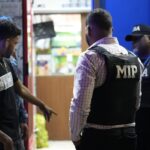 **Autoridades intervienen centros nocturnos del DN por presencia de menores de edad** La Fiscalía Especializada de Niños, Niñas y Adolescentes, junto al Programa de Control de Bebidas Alcohólicas (COBA) y la Policía Nacional, realizó un operativo en distintos centros nocturnos del Distrito Nacional como parte de la estrategia “Garantía de Paz 2.0”, con el objetivo de proteger a menores de edad y fortalecer la seguridad ciudadana. Durante la jornada fueron intervenidas discotecas, bares y negocios de expendio de bebidas alcohólicas tras detectarse la presencia de menores, además de violaciones relacionadas con contaminación sónica, obstrucción de vías públicas y falta de documentación legal. Las acciones se llevaron a cabo en sectores como Naco, 30 de Mayo, Barrio San Miguel, Buenos Aires de Herrera, Miramar, Enriquillo, Atala y El Cacique. Como resultado, nueve establecimientos fueron notificados por distintas infracciones, uno fue cerrado por operar sin documentación correspondiente, ocho fueron inspeccionados y 26 supervisados. Las autoridades recordaron que los menores no deben permanecer en estos espacios por tratarse de entornos no aptos para su desarrollo integral y aseguraron que estos operativos continuarán en todo el país para garantizar el orden público y la protección de niños, niñas y adolescentes. Más información en alodigitalrd.com. #DistritoNacional #PoliciaNacional #COBA #MenoresDeEdad #SeguridadCiudadana #MinisterioPublico #AloRD #AloDigitalRD #NoticiasRD