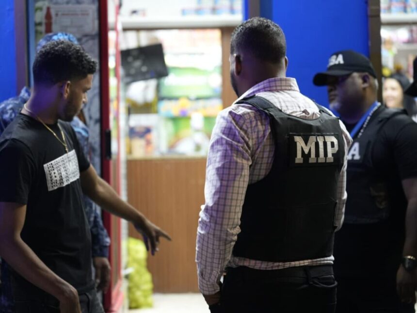 **Autoridades intervienen centros nocturnos del DN por presencia de menores de edad** La Fiscalía Especializada de Niños, Niñas y Adolescentes, junto al Programa de Control de Bebidas Alcohólicas (COBA) y la Policía Nacional, realizó un operativo en distintos centros nocturnos del Distrito Nacional como parte de la estrategia “Garantía de Paz 2.0”, con el objetivo de proteger a menores de edad y fortalecer la seguridad ciudadana. Durante la jornada fueron intervenidas discotecas, bares y negocios de expendio de bebidas alcohólicas tras detectarse la presencia de menores, además de violaciones relacionadas con contaminación sónica, obstrucción de vías públicas y falta de documentación legal. Las acciones se llevaron a cabo en sectores como Naco, 30 de Mayo, Barrio San Miguel, Buenos Aires de Herrera, Miramar, Enriquillo, Atala y El Cacique. Como resultado, nueve establecimientos fueron notificados por distintas infracciones, uno fue cerrado por operar sin documentación correspondiente, ocho fueron inspeccionados y 26 supervisados. Las autoridades recordaron que los menores no deben permanecer en estos espacios por tratarse de entornos no aptos para su desarrollo integral y aseguraron que estos operativos continuarán en todo el país para garantizar el orden público y la protección de niños, niñas y adolescentes. Más información en alodigitalrd.com. #DistritoNacional #PoliciaNacional #COBA #MenoresDeEdad #SeguridadCiudadana #MinisterioPublico #AloRD #AloDigitalRD #NoticiasRD