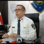 **Tres detenidos por muerte de chofer del INABIE hallado en vivienda en construcción** La Policía Nacional informó que tres personas fueron detenidas y permanecen bajo investigación por la muerte de Cándido Figuereo de los Santos, de 45 años, quien trabajaba en el Instituto Nacional de Bienestar Estudiantil (INABIE). La víctima había sido reportada como desaparecida y posteriormente fue encontrada sin vida en una vivienda en construcción, luego de varios días de búsqueda y seguimiento por parte del Sistema Nacional de Atención a Emergencias y Seguridad 911. El vocero policial, Diego Pesqueira, explicó que los detenidos fueron identificados como Ayadín Carmona, Lenny Martínez Frías y Alexander Valdés, considerados personas de interés dentro del proceso investigativo. Indicó que el caso se encuentra en una fase secreta y que las autoridades trabajan junto al Ministerio Público para esclarecer las circunstancias y el móvil del crimen. Aunque los implicados son señalados como presuntos participantes, aún no se han ofrecido detalles públicos sobre cómo ocurrieron los hechos. Más información en alodigitalrd.com. #INABIE #PoliciaNacional #Investigacion #JusticiaRD #SeguridadRD #SantoDomingo #AloRD #AloDigitalRD #NoticiasRD