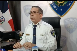 **Tres detenidos por muerte de chofer del INABIE hallado en vivienda en construcción** La Policía Nacional informó que tres personas fueron detenidas y permanecen bajo investigación por la muerte de Cándido Figuereo de los Santos, de 45 años, quien trabajaba en el Instituto Nacional de Bienestar Estudiantil (INABIE). La víctima había sido reportada como desaparecida y posteriormente fue encontrada sin vida en una vivienda en construcción, luego de varios días de búsqueda y seguimiento por parte del Sistema Nacional de Atención a Emergencias y Seguridad 911. El vocero policial, Diego Pesqueira, explicó que los detenidos fueron identificados como Ayadín Carmona, Lenny Martínez Frías y Alexander Valdés, considerados personas de interés dentro del proceso investigativo. Indicó que el caso se encuentra en una fase secreta y que las autoridades trabajan junto al Ministerio Público para esclarecer las circunstancias y el móvil del crimen. Aunque los implicados son señalados como presuntos participantes, aún no se han ofrecido detalles públicos sobre cómo ocurrieron los hechos. Más información en alodigitalrd.com. #INABIE #PoliciaNacional #Investigacion #JusticiaRD #SeguridadRD #SantoDomingo #AloRD #AloDigitalRD #NoticiasRD