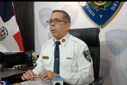 **Tres detenidos por muerte de chofer del INABIE hallado en vivienda en construcción** La Policía Nacional informó que tres personas fueron detenidas y permanecen bajo investigación por la muerte de Cándido Figuereo de los Santos, de 45 años, quien trabajaba en el Instituto Nacional de Bienestar Estudiantil (INABIE). La víctima había sido reportada como desaparecida y posteriormente fue encontrada sin vida en una vivienda en construcción, luego de varios días de búsqueda y seguimiento por parte del Sistema Nacional de Atención a Emergencias y Seguridad 911. El vocero policial, Diego Pesqueira, explicó que los detenidos fueron identificados como Ayadín Carmona, Lenny Martínez Frías y Alexander Valdés, considerados personas de interés dentro del proceso investigativo. Indicó que el caso se encuentra en una fase secreta y que las autoridades trabajan junto al Ministerio Público para esclarecer las circunstancias y el móvil del crimen. Aunque los implicados son señalados como presuntos participantes, aún no se han ofrecido detalles públicos sobre cómo ocurrieron los hechos. Más información en alodigitalrd.com. #INABIE #PoliciaNacional #Investigacion #JusticiaRD #SeguridadRD #SantoDomingo #AloRD #AloDigitalRD #NoticiasRD