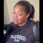 Envían a prisión preventiva a tres acusados por ataque a tiros que dejó un joven muerto en el sector 27 de Febrero Un juez del Distrito Nacional dictó tres meses de prisión preventiva contra Leandro Ovalles Solano, Ademil Reyes Montero y Joel González Valverde, señalados por las autoridades como responsables de un ataque a tiros con fusil ocurrido en el sector 27 de Febrero, en Santo Domingo, donde perdió la vida el joven de 19 años Yeuri Johansel Acosta. La medida fue impuesta por el juez Rigoberto Sena y deberá cumplirse en el Centro de Corrección y Rehabilitación Najayo Hombres, en San Cristóbal, mientras avanzan las investigaciones del caso. Según el expediente del Ministerio Público, los imputados se desplazaban en un vehículo Honda Civic blanco desde el cual realizaron múltiples disparos con un fusil calibre 5.56 mm, impactando mortalmente a la víctima, quien presuntamente conocía a sus agresores. El hecho, ocurrido el 23 de marzo, fue captado en videos difundidos en redes sociales. Por su parte, Odalis Tanicha Acosta, madre del fallecido, expresó temor por su vida y la de sus otros hijos, alegando la posible implicación de una persona influyente detrás del ataque, al tiempo que cuestionó la versión de que se trató de un atraco. Más información en alodigitalrd.com #RepublicaDominicana #JusticiaRD #SantoDomingo #Sucesos #Seguridad #AloRD #AloDigitalRD #NoticiasRD