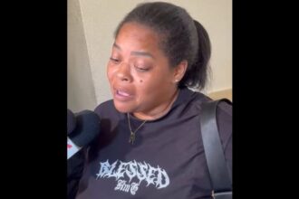 Envían a prisión preventiva a tres acusados por ataque a tiros que dejó un joven muerto en el sector 27 de Febrero Un juez del Distrito Nacional dictó tres meses de prisión preventiva contra Leandro Ovalles Solano, Ademil Reyes Montero y Joel González Valverde, señalados por las autoridades como responsables de un ataque a tiros con fusil ocurrido en el sector 27 de Febrero, en Santo Domingo, donde perdió la vida el joven de 19 años Yeuri Johansel Acosta. La medida fue impuesta por el juez Rigoberto Sena y deberá cumplirse en el Centro de Corrección y Rehabilitación Najayo Hombres, en San Cristóbal, mientras avanzan las investigaciones del caso. Según el expediente del Ministerio Público, los imputados se desplazaban en un vehículo Honda Civic blanco desde el cual realizaron múltiples disparos con un fusil calibre 5.56 mm, impactando mortalmente a la víctima, quien presuntamente conocía a sus agresores. El hecho, ocurrido el 23 de marzo, fue captado en videos difundidos en redes sociales. Por su parte, Odalis Tanicha Acosta, madre del fallecido, expresó temor por su vida y la de sus otros hijos, alegando la posible implicación de una persona influyente detrás del ataque, al tiempo que cuestionó la versión de que se trató de un atraco. Más información en alodigitalrd.com #RepublicaDominicana #JusticiaRD #SantoDomingo #Sucesos #Seguridad #AloRD #AloDigitalRD #NoticiasRD