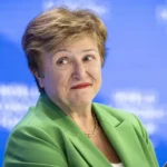 FMI advierte impacto global si persiste guerra en Irán La directora del Fondo Monetario Internacional, Kristalina Georgieva, advirtió que si el conflicto en Irán se prolonga y la inflación continúa en aumento, la economía global enfrentará “tiempos difíciles”. Señaló que el impacto ya es considerable debido a los daños en infraestructuras energéticas en Oriente Medio y a las interrupciones en las cadenas de suministro, especialmente por el cierre del estrecho de Ormuz, lo que ha impulsado el alza de precios y reducido las perspectivas de crecimiento mundial. El FMI informó que las previsiones de crecimiento global se han recortado al menos en dos décimas, mientras aumentan las preocupaciones por escasez de recursos como petróleo, gas y otros insumos clave. Además, alertó que la deuda pública global podría superar el 100 % del PIB en 2029, instando a los bancos centrales a vigilar la inflación y a los países a mantener reformas estructurales para fortalecer sus economías ante futuras crisis. Más información en alodigitalrd.com. #FMI #EconomiaGlobal #Inflacion #GuerraIran #Mercados #AloRD #AloDigitalRD #NoticiasRD