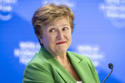 FMI advierte impacto global si persiste guerra en Irán La directora del Fondo Monetario Internacional, Kristalina Georgieva, advirtió que si el conflicto en Irán se prolonga y la inflación continúa en aumento, la economía global enfrentará “tiempos difíciles”. Señaló que el impacto ya es considerable debido a los daños en infraestructuras energéticas en Oriente Medio y a las interrupciones en las cadenas de suministro, especialmente por el cierre del estrecho de Ormuz, lo que ha impulsado el alza de precios y reducido las perspectivas de crecimiento mundial. El FMI informó que las previsiones de crecimiento global se han recortado al menos en dos décimas, mientras aumentan las preocupaciones por escasez de recursos como petróleo, gas y otros insumos clave. Además, alertó que la deuda pública global podría superar el 100 % del PIB en 2029, instando a los bancos centrales a vigilar la inflación y a los países a mantener reformas estructurales para fortalecer sus economías ante futuras crisis. Más información en alodigitalrd.com. #FMI #EconomiaGlobal #Inflacion #GuerraIran #Mercados #AloRD #AloDigitalRD #NoticiasRD