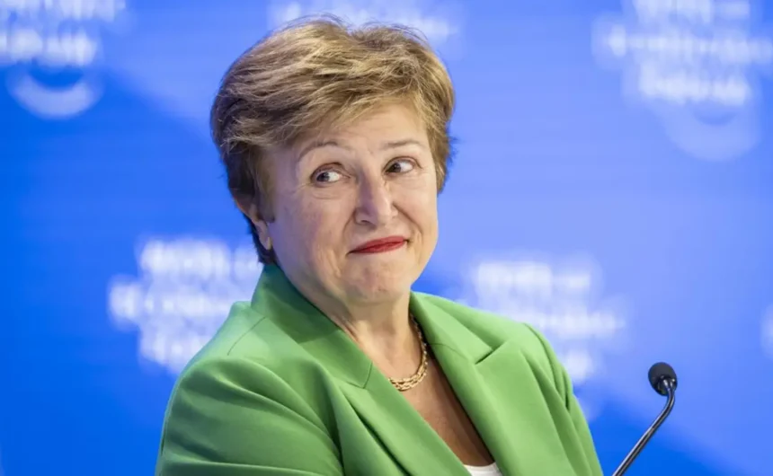 FMI advierte impacto global si persiste guerra en Irán La directora del Fondo Monetario Internacional, Kristalina Georgieva, advirtió que si el conflicto en Irán se prolonga y la inflación continúa en aumento, la economía global enfrentará “tiempos difíciles”. Señaló que el impacto ya es considerable debido a los daños en infraestructuras energéticas en Oriente Medio y a las interrupciones en las cadenas de suministro, especialmente por el cierre del estrecho de Ormuz, lo que ha impulsado el alza de precios y reducido las perspectivas de crecimiento mundial. El FMI informó que las previsiones de crecimiento global se han recortado al menos en dos décimas, mientras aumentan las preocupaciones por escasez de recursos como petróleo, gas y otros insumos clave. Además, alertó que la deuda pública global podría superar el 100 % del PIB en 2029, instando a los bancos centrales a vigilar la inflación y a los países a mantener reformas estructurales para fortalecer sus economías ante futuras crisis. Más información en alodigitalrd.com. #FMI #EconomiaGlobal #Inflacion #GuerraIran #Mercados #AloRD #AloDigitalRD #NoticiasRD