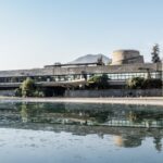 Cepal proyecta crecimiento económico de 2.2% para América Latina y el Caribe en 2026 en medio de incertidumbre global La Comisión Económica para América Latina y el Caribe (Cepal) estimó que la región crecerá en promedio un 2.2% en 2026, una leve reducción frente a proyecciones anteriores, en un contexto marcado por tensiones geopolíticas, inflación global y condiciones financieras más restrictivas. El informe señala que la mayoría de los países de la región, alrededor de 24 de 33, experimentarían una desaceleración económica, mientras solo unos pocos mostrarían mejoras en su ritmo de crecimiento. El organismo advierte que factores como el aumento del precio del petróleo, el encarecimiento de los alimentos y la desaceleración del comercio mundial están afectando el desempeño económico regional. También proyecta una inflación superior al 3% y un crecimiento del empleo más moderado, mientras subregiones como América del Sur, Centroamérica y el Caribe presentan resultados mixtos, con Guyana destacando como uno de los principales motores de expansión. Más información en alodigitalrd.com. #Economia #Cepal #AmericaLatina #CrecimientoEconomico #Inflacion #AloRD #AloDigitalRD #NoticiasRD