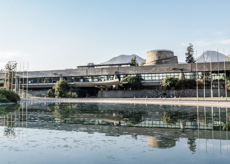 Cepal proyecta crecimiento económico de 2.2% para América Latina y el Caribe en 2026 en medio de incertidumbre global La Comisión Económica para América Latina y el Caribe (Cepal) estimó que la región crecerá en promedio un 2.2% en 2026, una leve reducción frente a proyecciones anteriores, en un contexto marcado por tensiones geopolíticas, inflación global y condiciones financieras más restrictivas. El informe señala que la mayoría de los países de la región, alrededor de 24 de 33, experimentarían una desaceleración económica, mientras solo unos pocos mostrarían mejoras en su ritmo de crecimiento. El organismo advierte que factores como el aumento del precio del petróleo, el encarecimiento de los alimentos y la desaceleración del comercio mundial están afectando el desempeño económico regional. También proyecta una inflación superior al 3% y un crecimiento del empleo más moderado, mientras subregiones como América del Sur, Centroamérica y el Caribe presentan resultados mixtos, con Guyana destacando como uno de los principales motores de expansión. Más información en alodigitalrd.com. #Economia #Cepal #AmericaLatina #CrecimientoEconomico #Inflacion #AloRD #AloDigitalRD #NoticiasRD