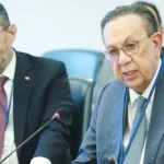 **Valdez Albizu presenta panorama económico dominicano ante FMI y Banco Mundial** El gobernador del Banco Central, Héctor Valdez Albizu, participó en las reuniones de primavera del FMI y el Banco Mundial en Washington, donde expuso el desempeño económico de la República Dominicana y sostuvo encuentros con altos funcionarios como Nigel Chalk, Dora Iakova y Kristalina Georgieva. Durante estas reuniones, se analizaron las perspectivas de crecimiento e inflación del país en un contexto internacional marcado por tensiones geopolíticas, volatilidad en los precios de materias primas y riesgos derivados de conflictos en el Medio Oriente. Valdez Albizu destacó que la inflación interanual se ubicó en 4.63 % en marzo de 2026, dentro del rango meta, y que la economía proyecta un crecimiento entre 3.5 % y 4.0 % para este año. Además, resaltó que la inversión extranjera directa alcanzó más de US$5,000 millones en 2025, mientras que los ingresos de divisas superaron los US$47,000 millones, fortaleciendo la estabilidad cambiaria. También se abordaron estrategias para atraer inversión y fortalecer el financiamiento en reuniones con entidades como Bank of America, BNP Paribas y CITI. Más información en alodigitalrd.com. #EconomíaRD #BancoCentralRD #FMI #InversiónExtranjera #CrecimientoEconómico #AloRD #AloDigitalRD #NoticiasRD