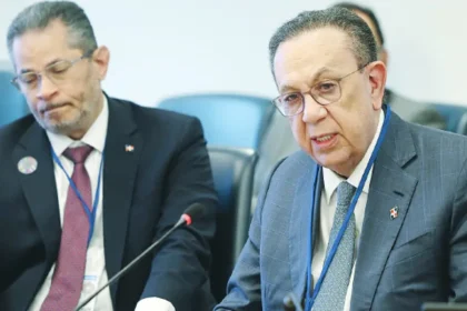 **Valdez Albizu presenta panorama económico dominicano ante FMI y Banco Mundial** El gobernador del Banco Central, Héctor Valdez Albizu, participó en las reuniones de primavera del FMI y el Banco Mundial en Washington, donde expuso el desempeño económico de la República Dominicana y sostuvo encuentros con altos funcionarios como Nigel Chalk, Dora Iakova y Kristalina Georgieva. Durante estas reuniones, se analizaron las perspectivas de crecimiento e inflación del país en un contexto internacional marcado por tensiones geopolíticas, volatilidad en los precios de materias primas y riesgos derivados de conflictos en el Medio Oriente. Valdez Albizu destacó que la inflación interanual se ubicó en 4.63 % en marzo de 2026, dentro del rango meta, y que la economía proyecta un crecimiento entre 3.5 % y 4.0 % para este año. Además, resaltó que la inversión extranjera directa alcanzó más de US$5,000 millones en 2025, mientras que los ingresos de divisas superaron los US$47,000 millones, fortaleciendo la estabilidad cambiaria. También se abordaron estrategias para atraer inversión y fortalecer el financiamiento en reuniones con entidades como Bank of America, BNP Paribas y CITI. Más información en alodigitalrd.com. #EconomíaRD #BancoCentralRD #FMI #InversiónExtranjera #CrecimientoEconómico #AloRD #AloDigitalRD #NoticiasRD