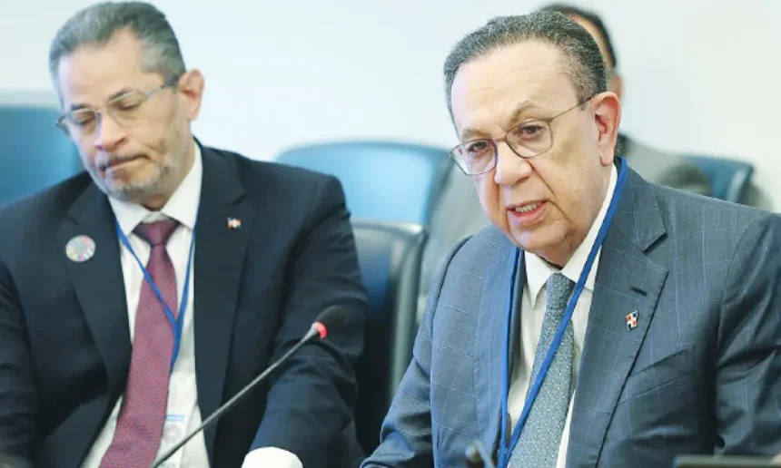 **Valdez Albizu presenta panorama económico dominicano ante FMI y Banco Mundial** El gobernador del Banco Central, Héctor Valdez Albizu, participó en las reuniones de primavera del FMI y el Banco Mundial en Washington, donde expuso el desempeño económico de la República Dominicana y sostuvo encuentros con altos funcionarios como Nigel Chalk, Dora Iakova y Kristalina Georgieva. Durante estas reuniones, se analizaron las perspectivas de crecimiento e inflación del país en un contexto internacional marcado por tensiones geopolíticas, volatilidad en los precios de materias primas y riesgos derivados de conflictos en el Medio Oriente. Valdez Albizu destacó que la inflación interanual se ubicó en 4.63 % en marzo de 2026, dentro del rango meta, y que la economía proyecta un crecimiento entre 3.5 % y 4.0 % para este año. Además, resaltó que la inversión extranjera directa alcanzó más de US$5,000 millones en 2025, mientras que los ingresos de divisas superaron los US$47,000 millones, fortaleciendo la estabilidad cambiaria. También se abordaron estrategias para atraer inversión y fortalecer el financiamiento en reuniones con entidades como Bank of America, BNP Paribas y CITI. Más información en alodigitalrd.com. #EconomíaRD #BancoCentralRD #FMI #InversiónExtranjera #CrecimientoEconómico #AloRD #AloDigitalRD #NoticiasRD