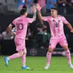 Inter Miami debuta en su nuevo estadio con empate y gol de Messi El Inter Miami CF inauguró su nueva casa en la ciudad de Miami con un empate 2-2 frente a Austin FC, en un partido marcado por el debut del equipo en el moderno Miami Freedom Park. Lionel Messi fue protagonista al anotar el primer gol del club en el estadio con un cabezazo, en una jornada histórica que simboliza la consolidación del proyecto impulsado desde 2013 por David Beckham y respaldado por la Major League Soccer. El encuentro comenzó con ventaja para Austin FC, que abrió el marcador temprano y volvió a adelantarse en el segundo tiempo, mientras Inter Miami respondió con goles de Messi y del uruguayo Luis Suárez en los minutos finales para rescatar el empate. A pesar de las oportunidades en el cierre, el equipo local no logró completar la remontada, aunque se mantiene invicto en sus últimos cinco partidos. El evento reunió a miles de aficionados y figuras como el cantante Marc Anthony, en una inauguración que marca un paso clave en el desarrollo del club en la ciudad que le da su nombre. Más información en alodigitalrd.com #InterMiami #LionelMessi #MLS #Fútbol #Deportes #AloRD #AloDigitalRD #NoticiasRD