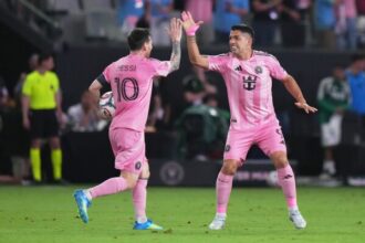 Inter Miami debuta en su nuevo estadio con empate y gol de Messi El Inter Miami CF inauguró su nueva casa en la ciudad de Miami con un empate 2-2 frente a Austin FC, en un partido marcado por el debut del equipo en el moderno Miami Freedom Park. Lionel Messi fue protagonista al anotar el primer gol del club en el estadio con un cabezazo, en una jornada histórica que simboliza la consolidación del proyecto impulsado desde 2013 por David Beckham y respaldado por la Major League Soccer. El encuentro comenzó con ventaja para Austin FC, que abrió el marcador temprano y volvió a adelantarse en el segundo tiempo, mientras Inter Miami respondió con goles de Messi y del uruguayo Luis Suárez en los minutos finales para rescatar el empate. A pesar de las oportunidades en el cierre, el equipo local no logró completar la remontada, aunque se mantiene invicto en sus últimos cinco partidos. El evento reunió a miles de aficionados y figuras como el cantante Marc Anthony, en una inauguración que marca un paso clave en el desarrollo del club en la ciudad que le da su nombre. Más información en alodigitalrd.com #InterMiami #LionelMessi #MLS #Fútbol #Deportes #AloRD #AloDigitalRD #NoticiasRD
