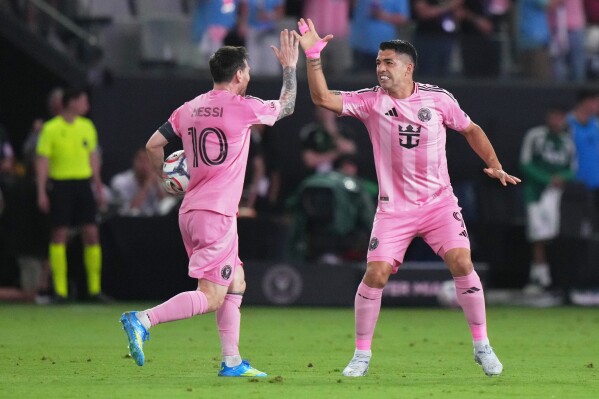 Inter Miami debuta en su nuevo estadio con empate y gol de Messi El Inter Miami CF inauguró su nueva casa en la ciudad de Miami con un empate 2-2 frente a Austin FC, en un partido marcado por el debut del equipo en el moderno Miami Freedom Park. Lionel Messi fue protagonista al anotar el primer gol del club en el estadio con un cabezazo, en una jornada histórica que simboliza la consolidación del proyecto impulsado desde 2013 por David Beckham y respaldado por la Major League Soccer. El encuentro comenzó con ventaja para Austin FC, que abrió el marcador temprano y volvió a adelantarse en el segundo tiempo, mientras Inter Miami respondió con goles de Messi y del uruguayo Luis Suárez en los minutos finales para rescatar el empate. A pesar de las oportunidades en el cierre, el equipo local no logró completar la remontada, aunque se mantiene invicto en sus últimos cinco partidos. El evento reunió a miles de aficionados y figuras como el cantante Marc Anthony, en una inauguración que marca un paso clave en el desarrollo del club en la ciudad que le da su nombre. Más información en alodigitalrd.com #InterMiami #LionelMessi #MLS #Fútbol #Deportes #AloRD #AloDigitalRD #NoticiasRD