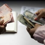 Peso dominicano se aprecia 4.7% frente al dólar en lo que va de 2026, según el Banco Central El peso dominicano registra una apreciación de 4.7% frente al dólar estadounidense en lo que va del año 2026, según datos del Banco Central de la República Dominicana (BCRD). La divisa estadounidense ha bajado más de tres pesos en su cotización, pasando de un promedio de RD$63.50 en enero a cerca de RD$59.74 en abril en el mercado spot, lo que refleja una mayor fortaleza de la moneda local. Economistas señalan que este comportamiento responde a una combinación de factores como el aumento de la entrada de divisas por turismo, remesas e inversión extranjera, además de la emisión de bonos del Gobierno y la intervención del Banco Central para controlar la inflación. También influye la debilidad del dólar en los mercados internacionales, aunque analistas advierten que esta tendencia podría ser temporal dependiendo del comportamiento de la economía global. Más información en alodigitalrd.com. #EconomiaRD #TasaDeCambio #DolarRD #BancoCentralRD #PesoDominicano #AloRD #AloDigitalRD #NoticiasRD