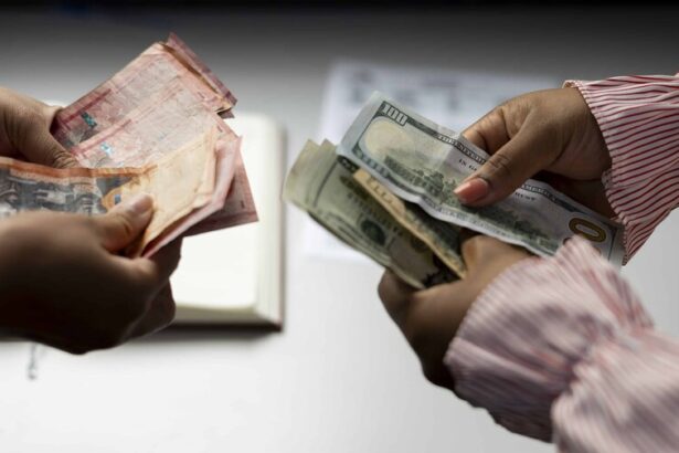 Peso dominicano se aprecia 4.7% frente al dólar en lo que va de 2026, según el Banco Central El peso dominicano registra una apreciación de 4.7% frente al dólar estadounidense en lo que va del año 2026, según datos del Banco Central de la República Dominicana (BCRD). La divisa estadounidense ha bajado más de tres pesos en su cotización, pasando de un promedio de RD$63.50 en enero a cerca de RD$59.74 en abril en el mercado spot, lo que refleja una mayor fortaleza de la moneda local. Economistas señalan que este comportamiento responde a una combinación de factores como el aumento de la entrada de divisas por turismo, remesas e inversión extranjera, además de la emisión de bonos del Gobierno y la intervención del Banco Central para controlar la inflación. También influye la debilidad del dólar en los mercados internacionales, aunque analistas advierten que esta tendencia podría ser temporal dependiendo del comportamiento de la economía global. Más información en alodigitalrd.com. #EconomiaRD #TasaDeCambio #DolarRD #BancoCentralRD #PesoDominicano #AloRD #AloDigitalRD #NoticiasRD