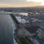 El reembolso de aranceles sigue fuera de la mesa de diálogo entre República Dominicana y Estados Unidos El Gobierno dominicano informó que, pese al anuncio de Estados Unidos sobre la devolución de aranceles cobrados bajo medidas previamente cuestionadas, este tema aún no forma parte de las conversaciones bilaterales. El Ministerio de Industria, Comercio y Mipymes (MICM) explicó que las gestiones actuales se concentran en un acuerdo marco de comercio recíproco, mientras que las reclamaciones por devoluciones deben ser gestionadas directamente por las empresas afectadas ante los mecanismos legales estadounidenses, donde los montos pagados por exportadores dominicanos alcanzaron los US$440.4 millones hasta diciembre de 2025. Las autoridades estadounidenses, a través de la Oficina de Aduanas y Protección Fronteriza (CBP), habilitaron una primera fase para solicitudes de reembolso mediante el sistema CAPE, con plazos de procesamiento de entre 60 y 90 días. En paralelo, el MICM indicó que continúan las negociaciones sobre la tasa arancelaria del 10 % vigente para el país, con más de 22 reuniones sostenidas con autoridades de EE. UU., aunque el proceso se mantiene bajo confidencialidad y condicionado por el contexto internacional. Más información en alodigitalrd.com. #Aranceles #Economia #RepublicaDominicana #EstadosUnidos #ComercioExterior #Negociaciones #AloRD #AloDigitalRD #NoticiasRD