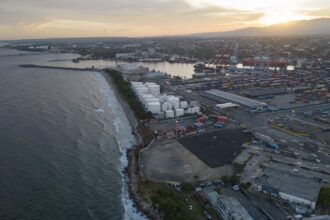 El reembolso de aranceles sigue fuera de la mesa de diálogo entre República Dominicana y Estados Unidos El Gobierno dominicano informó que, pese al anuncio de Estados Unidos sobre la devolución de aranceles cobrados bajo medidas previamente cuestionadas, este tema aún no forma parte de las conversaciones bilaterales. El Ministerio de Industria, Comercio y Mipymes (MICM) explicó que las gestiones actuales se concentran en un acuerdo marco de comercio recíproco, mientras que las reclamaciones por devoluciones deben ser gestionadas directamente por las empresas afectadas ante los mecanismos legales estadounidenses, donde los montos pagados por exportadores dominicanos alcanzaron los US$440.4 millones hasta diciembre de 2025. Las autoridades estadounidenses, a través de la Oficina de Aduanas y Protección Fronteriza (CBP), habilitaron una primera fase para solicitudes de reembolso mediante el sistema CAPE, con plazos de procesamiento de entre 60 y 90 días. En paralelo, el MICM indicó que continúan las negociaciones sobre la tasa arancelaria del 10 % vigente para el país, con más de 22 reuniones sostenidas con autoridades de EE. UU., aunque el proceso se mantiene bajo confidencialidad y condicionado por el contexto internacional. Más información en alodigitalrd.com. #Aranceles #Economia #RepublicaDominicana #EstadosUnidos #ComercioExterior #Negociaciones #AloRD #AloDigitalRD #NoticiasRD
