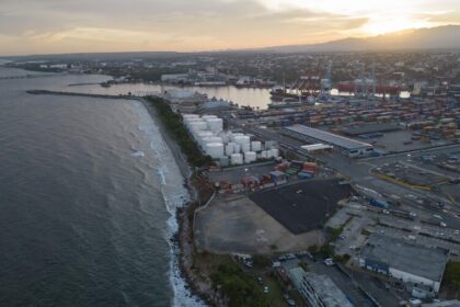 El reembolso de aranceles sigue fuera de la mesa de diálogo entre República Dominicana y Estados Unidos El Gobierno dominicano informó que, pese al anuncio de Estados Unidos sobre la devolución de aranceles cobrados bajo medidas previamente cuestionadas, este tema aún no forma parte de las conversaciones bilaterales. El Ministerio de Industria, Comercio y Mipymes (MICM) explicó que las gestiones actuales se concentran en un acuerdo marco de comercio recíproco, mientras que las reclamaciones por devoluciones deben ser gestionadas directamente por las empresas afectadas ante los mecanismos legales estadounidenses, donde los montos pagados por exportadores dominicanos alcanzaron los US$440.4 millones hasta diciembre de 2025. Las autoridades estadounidenses, a través de la Oficina de Aduanas y Protección Fronteriza (CBP), habilitaron una primera fase para solicitudes de reembolso mediante el sistema CAPE, con plazos de procesamiento de entre 60 y 90 días. En paralelo, el MICM indicó que continúan las negociaciones sobre la tasa arancelaria del 10 % vigente para el país, con más de 22 reuniones sostenidas con autoridades de EE. UU., aunque el proceso se mantiene bajo confidencialidad y condicionado por el contexto internacional. Más información en alodigitalrd.com. #Aranceles #Economia #RepublicaDominicana #EstadosUnidos #ComercioExterior #Negociaciones #AloRD #AloDigitalRD #NoticiasRD