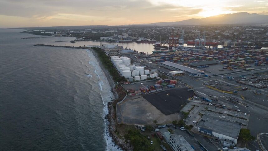 El reembolso de aranceles sigue fuera de la mesa de diálogo entre República Dominicana y Estados Unidos El Gobierno dominicano informó que, pese al anuncio de Estados Unidos sobre la devolución de aranceles cobrados bajo medidas previamente cuestionadas, este tema aún no forma parte de las conversaciones bilaterales. El Ministerio de Industria, Comercio y Mipymes (MICM) explicó que las gestiones actuales se concentran en un acuerdo marco de comercio recíproco, mientras que las reclamaciones por devoluciones deben ser gestionadas directamente por las empresas afectadas ante los mecanismos legales estadounidenses, donde los montos pagados por exportadores dominicanos alcanzaron los US$440.4 millones hasta diciembre de 2025. Las autoridades estadounidenses, a través de la Oficina de Aduanas y Protección Fronteriza (CBP), habilitaron una primera fase para solicitudes de reembolso mediante el sistema CAPE, con plazos de procesamiento de entre 60 y 90 días. En paralelo, el MICM indicó que continúan las negociaciones sobre la tasa arancelaria del 10 % vigente para el país, con más de 22 reuniones sostenidas con autoridades de EE. UU., aunque el proceso se mantiene bajo confidencialidad y condicionado por el contexto internacional. Más información en alodigitalrd.com. #Aranceles #Economia #RepublicaDominicana #EstadosUnidos #ComercioExterior #Negociaciones #AloRD #AloDigitalRD #NoticiasRD