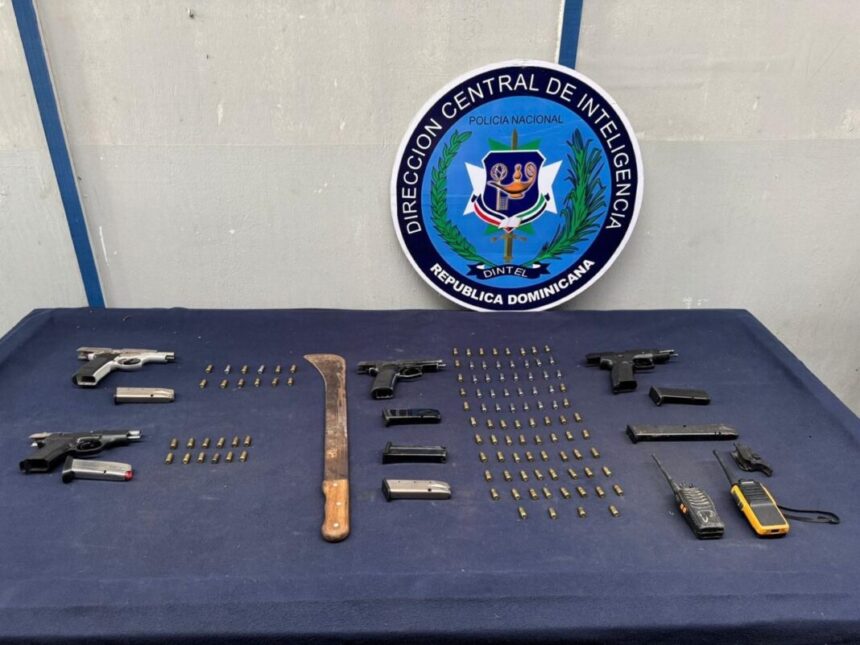 **Allanamientos simultáneos en Santiago dejan incautación de armas y dos detenidos**