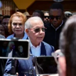 **Danilo Medina descarta alianzas y asegura que el PLD no cederá su fuerza política** El expresidente Danilo Medina reafirmó que el Partido de la Liberación Dominicana (PLD) no endosará su fuerza a ninguna otra organización política de cara a futuras elecciones, desmintiendo rumores sobre posibles alianzas. Durante una actividad en Mao, Valverde, sostuvo que cualquier partido o persona puede apoyar al PLD, pero dejó claro que la organización no cederá su capital político. En su intervención, también rechazó las versiones sobre pactos y criticó a quienes, según dijo, contribuyeron a debilitar el partido. En el mismo acto, Medina juramentó nuevos miembros a través del movimiento Unidos Firmes al Futuro (UFF), destacando la solidez estructural del PLD en todo el país. A pesar de encontrarse en recuperación por una gripe, participó en la actividad y defendió los logros de sus gestiones en áreas como infraestructura, salud, energía y reducción de la pobreza. Además, proyectó el retorno del partido al poder en 2028 e invitó a la ciudadanía a integrarse activamente en la organización política. Más información en alodigitalrd.com. #DaniloMedina #PLD #PoliticaRD #Elecciones2028 #RepublicaDominicana #AloRD #AloDigitalRD #NoticiasRD