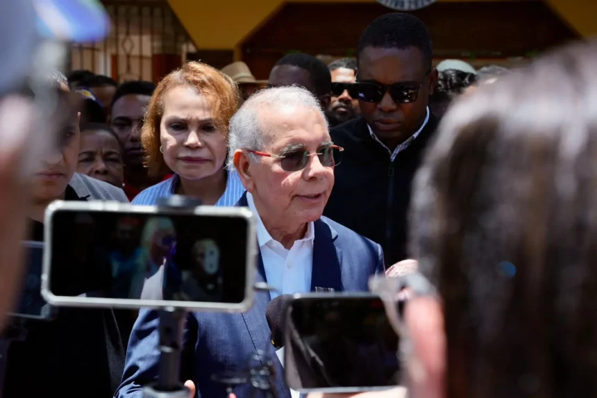 **Danilo Medina descarta alianzas y asegura que el PLD no cederá su fuerza política** El expresidente Danilo Medina reafirmó que el Partido de la Liberación Dominicana (PLD) no endosará su fuerza a ninguna otra organización política de cara a futuras elecciones, desmintiendo rumores sobre posibles alianzas. Durante una actividad en Mao, Valverde, sostuvo que cualquier partido o persona puede apoyar al PLD, pero dejó claro que la organización no cederá su capital político. En su intervención, también rechazó las versiones sobre pactos y criticó a quienes, según dijo, contribuyeron a debilitar el partido. En el mismo acto, Medina juramentó nuevos miembros a través del movimiento Unidos Firmes al Futuro (UFF), destacando la solidez estructural del PLD en todo el país. A pesar de encontrarse en recuperación por una gripe, participó en la actividad y defendió los logros de sus gestiones en áreas como infraestructura, salud, energía y reducción de la pobreza. Además, proyectó el retorno del partido al poder en 2028 e invitó a la ciudadanía a integrarse activamente en la organización política. Más información en alodigitalrd.com. #DaniloMedina #PLD #PoliticaRD #Elecciones2028 #RepublicaDominicana #AloRD #AloDigitalRD #NoticiasRD