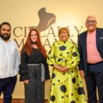 Centro Cultural Banreservas inaugura exposición Demasiado no es suficiente, de Citlally Miranda Santo Domingo. – El Centro Cultural del Banco de Reservas inauguró la exposición Demasiado no es suficiente, de la artista dominicana radicada en Estados Unidos, Citlally Miranda, que estará abierta al público hasta el siete de junio. La muestra reúne unas cuarenta obras en las que formas orgánicas y sintéticas, abstractas y figurativas se articulan en composiciones que cuestionan abiertamente la premisa moderna del “menos es más”. Esta exposición constituye una invitación abierta al público para sumergirse en una experiencia estética intensa, donde la densidad visual y conceptual se convierten en un espacio de reflexión, sensibilidad y transformación. A través de un lenguaje visual integrador, la artista fusiona disciplinas como la fotografía, pintura, dibujo, instalación, videoarte, arte objeto, escultura textil, diseño gráfico y moda. Desde una sensibilidad neobarroco, la propuesta de Miranda se sustenta en el concepto de horror vacui, entendido como un principio de construcción visual y conceptual. Su trabajo explora, desde la intuición y el subconsciente, el uso del patrón, el signo y la saturación como recursos para hacer visibles las estructuras internas de la experiencia. El horario de visitas es de lunes a viernes, de 9:00 de la mañana a 9:00 de la noche y sábados, domingos y días feriados, de 10:00 de la mañana a 6:00 de la tarde, en la Sala Ada Balcácer del Centro Cultural Banreservas, ubicado en la Ciudad Colonial. Con esta exposición, el Centro Cultural Banreservas reafirma su compromiso con la promoción de las artes visuales y la valorización de la cultura dominicana, presentando una agenda expositiva que impulsa el intercambio entre distintas perspectivas artísticas.