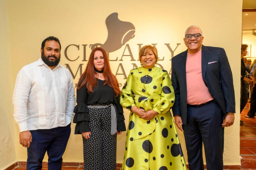 Centro Cultural Banreservas inaugura exposición Demasiado no es suficiente, de Citlally Miranda Santo Domingo. – El Centro Cultural del Banco de Reservas inauguró la exposición Demasiado no es suficiente, de la artista dominicana radicada en Estados Unidos, Citlally Miranda, que estará abierta al público hasta el siete de junio. La muestra reúne unas cuarenta obras en las que formas orgánicas y sintéticas, abstractas y figurativas se articulan en composiciones que cuestionan abiertamente la premisa moderna del “menos es más”. Esta exposición constituye una invitación abierta al público para sumergirse en una experiencia estética intensa, donde la densidad visual y conceptual se convierten en un espacio de reflexión, sensibilidad y transformación. A través de un lenguaje visual integrador, la artista fusiona disciplinas como la fotografía, pintura, dibujo, instalación, videoarte, arte objeto, escultura textil, diseño gráfico y moda. Desde una sensibilidad neobarroco, la propuesta de Miranda se sustenta en el concepto de horror vacui, entendido como un principio de construcción visual y conceptual. Su trabajo explora, desde la intuición y el subconsciente, el uso del patrón, el signo y la saturación como recursos para hacer visibles las estructuras internas de la experiencia. El horario de visitas es de lunes a viernes, de 9:00 de la mañana a 9:00 de la noche y sábados, domingos y días feriados, de 10:00 de la mañana a 6:00 de la tarde, en la Sala Ada Balcácer del Centro Cultural Banreservas, ubicado en la Ciudad Colonial. Con esta exposición, el Centro Cultural Banreservas reafirma su compromiso con la promoción de las artes visuales y la valorización de la cultura dominicana, presentando una agenda expositiva que impulsa el intercambio entre distintas perspectivas artísticas.