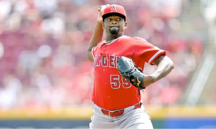 José Soriano destaca salud y fe como claves de su gran inicio de temporada con los Angels en MLB 2026 El lanzador dominicano José Soriano atribuyó su destacado desempeño en el arranque de la temporada 2026 de las Grandes Ligas con los Angels a su estado de salud, preparación física y fe. El abridor expresó que su rendimiento ha sido posible gracias a mantenerse libre de lesiones tras superar dos cirugías, además de los ajustes realizados en su repertorio, especialmente el mayor uso de su recta, lo que ha fortalecido su efectividad en el montículo. Soriano, con marca de 4-0, ha registrado una efectividad de 0.33, WHIP de 0.67 y 31 ponches en 27 entradas, consolidándose como una de las piezas más consistentes del equipo en este inicio de campaña. El lanzador señaló que su objetivo principal es mantenerse saludable y seguir aportando entradas de calidad, destacando que su enfoque está en la constancia más que en los reconocimientos individuales dentro de la MLB. Más información en alodigitalrd.com. #JoseSoriano #MLB #Angels #BeisbolRD #DominicanosEnMLB #DeportesRD #GrandesLigas #AloRD #AloDigitalRD #NoticiasRD