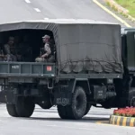 Pakistán se consolida como mediador clave entre Estados Unidos e Irán Las calles de Islamabad permanecen desiertas mientras Pakistán se prepara para albergar las primeras conversaciones directas entre Estados Unidos e Irán, en un intento por poner fin a un conflicto que ha dejado miles de muertos. El país asiático, tradicionalmente visto con desconfianza por Washington, ha logrado reposicionar su papel en la escena internacional mediante una diplomacia hábil, alianzas estratégicas y acuerdos económicos, consolidándose como un mediador indispensable. La visita del vicepresidente estadounidense J.D. Vance y otros altos funcionarios subraya la importancia de estas negociaciones y marca un cambio significativo en la relación bilateral, que había estado marcada por desconfianza y conflictos pasados. La relevancia de Pakistán también se sustenta en su cercanía geográfica con Irán, sus lazos históricos con poblaciones chiítas y su relación estratégica con China. La capital se encuentra bajo estrictas medidas de seguridad y hoteles emblemáticos han sido reservados para diplomáticos y medios internacionales. Sin embargo, el alto el fuego ya enfrenta tensiones debido a interrupciones en el tráfico marítimo y ataques recientes en Líbano, lo que evidencia la fragilidad de la tregua y los desafíos que enfrentan estas conversaciones históricas. La capacidad de Islamabad para mantener un equilibrio entre Teherán y Washington, junto a sus intereses energéticos y de seguridad regional, refuerza su papel en la mediación internacional. Más información en alodigitalrd.com #Pakistán #EEUU #Irán #AltoElFuego #DiplomaciaInternacional #AloRD #AloDigitalRD #NoticiasRD