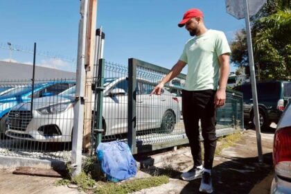 **Ciudadano rescata bebé abandonado frente a su vivienda en Santo Domingo** Un ciudadano rescató a un bebé de aproximadamente tres a cuatro semanas de nacido que fue abandonado dentro de una caja en el sector Sandra 2da, en el kilómetro 11 1/2 de la avenida Independencia, en Santo Domingo. El hallazgo ocurrió en horas de la noche cuando un joven dejó la caja cerca de un basurero y huyó del lugar, lo que generó sospechas en residentes de la zona. El bebé, que estaba envuelto en una toalla y con gorro, fue encontrado en buenas condiciones, aunque con frío. Tras el rescate, el ciudadano contactó al sistema de emergencias 9-1-1, que acudió rápidamente junto a agentes policiales. El menor fue trasladado al hospital infantil Robert Reid Cabral para recibir atención médica. El rescatista solicitó a las autoridades investigar el caso y revisar cámaras de seguridad cercanas para identificar a la persona responsable del abandono. Más información en alodigitalrd.com. #SantoDomingo #BebéAbandonado #Rescate #9-1-1 #NoticiasRD #AloRD #AloDigitalRD #NoticiasRD