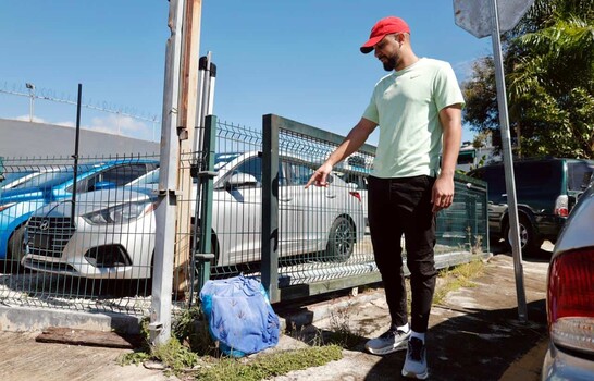 **Ciudadano rescata bebé abandonado frente a su vivienda en Santo Domingo** Un ciudadano rescató a un bebé de aproximadamente tres a cuatro semanas de nacido que fue abandonado dentro de una caja en el sector Sandra 2da, en el kilómetro 11 1/2 de la avenida Independencia, en Santo Domingo. El hallazgo ocurrió en horas de la noche cuando un joven dejó la caja cerca de un basurero y huyó del lugar, lo que generó sospechas en residentes de la zona. El bebé, que estaba envuelto en una toalla y con gorro, fue encontrado en buenas condiciones, aunque con frío. Tras el rescate, el ciudadano contactó al sistema de emergencias 9-1-1, que acudió rápidamente junto a agentes policiales. El menor fue trasladado al hospital infantil Robert Reid Cabral para recibir atención médica. El rescatista solicitó a las autoridades investigar el caso y revisar cámaras de seguridad cercanas para identificar a la persona responsable del abandono. Más información en alodigitalrd.com. #SantoDomingo #BebéAbandonado #Rescate #9-1-1 #NoticiasRD #AloRD #AloDigitalRD #NoticiasRD