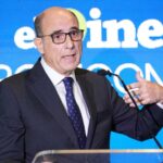 **Turismo dominicano crece, pero pierde competitividad frente al mercado global** El turismo en República Dominicana mantiene su crecimiento al ritmo del mercado internacional, pero sin lograr aumentar su cuota global, según el economista José Luis De Ramón. Durante el DATE 2026, explicó que el desempeño del sector ha estado influenciado por factores externos y advirtió que este crecimiento no necesariamente refleja un fortalecimiento estructural de la economía. El especialista señaló que el país enfrenta retos en productividad, competitividad y eficiencia, lo que limita su potencial de desarrollo. Indicó la necesidad de impulsar reformas estructurales, mejorar el clima de negocios y fortalecer la seguridad jurídica, destacando que el futuro del turismo dependerá de su capacidad de adaptación y de aprovechar la creciente demanda global por experiencias. Más información en alodigitalrd.com. #AloRD #AloDigitalRD #NoticiasRD #TurismoRD #Economía #Competitividad #Asonahores #RD #Desarrollo