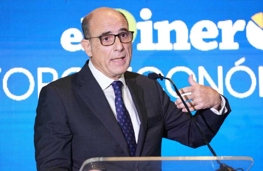 **Turismo dominicano crece, pero pierde competitividad frente al mercado global** El turismo en República Dominicana mantiene su crecimiento al ritmo del mercado internacional, pero sin lograr aumentar su cuota global, según el economista José Luis De Ramón. Durante el DATE 2026, explicó que el desempeño del sector ha estado influenciado por factores externos y advirtió que este crecimiento no necesariamente refleja un fortalecimiento estructural de la economía. El especialista señaló que el país enfrenta retos en productividad, competitividad y eficiencia, lo que limita su potencial de desarrollo. Indicó la necesidad de impulsar reformas estructurales, mejorar el clima de negocios y fortalecer la seguridad jurídica, destacando que el futuro del turismo dependerá de su capacidad de adaptación y de aprovechar la creciente demanda global por experiencias. Más información en alodigitalrd.com. #AloRD #AloDigitalRD #NoticiasRD #TurismoRD #Economía #Competitividad #Asonahores #RD #Desarrollo