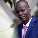Revelan nuevos detalles del magnicidio de Jovenel Moïse en Haití durante juicio en Miami Durante un juicio federal en Miami, se conocieron nuevos detalles sobre el asesinato del presidente haitiano Jovenel Moïse, ocurrido el 7 de julio de 2021 en su residencia. Testimonios de exmilitares colombianos implicados en la operación revelaron que el plan inicial era secuestrar al mandatario, pero posteriormente fue modificado para ejecutar su asesinato, tras fallas logísticas y decisiones de los coordinadores del operativo. Según el testigo Germán Alejandro Rivera García, uno de los implicados que se declaró culpable, los atacantes recibieron instrucciones de apoderarse de dinero, documentos y equipos electrónicos dentro de la residencia presidencial, además de información interna facilitada por un exfuncionario haitiano. El caso también expone la participación de varios actores internacionales y señala que parte del grupo fue sobornado y guiado con detalles precisos del lugar, en un proceso que sigue generando revelaciones en tribunales de Estados Unidos y Haití. Más información en alodigitalrd.com. #Haiti #JovenelMoise #Magnicidio #JusticiaInternacional #JuicioMiami #Colombia #PoliticaInternacional #AloRD #AloDigitalRD #NoticiasRD