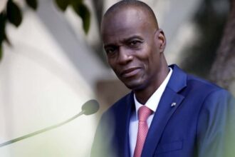 Revelan nuevos detalles del magnicidio de Jovenel Moïse en Haití durante juicio en Miami Durante un juicio federal en Miami, se conocieron nuevos detalles sobre el asesinato del presidente haitiano Jovenel Moïse, ocurrido el 7 de julio de 2021 en su residencia. Testimonios de exmilitares colombianos implicados en la operación revelaron que el plan inicial era secuestrar al mandatario, pero posteriormente fue modificado para ejecutar su asesinato, tras fallas logísticas y decisiones de los coordinadores del operativo. Según el testigo Germán Alejandro Rivera García, uno de los implicados que se declaró culpable, los atacantes recibieron instrucciones de apoderarse de dinero, documentos y equipos electrónicos dentro de la residencia presidencial, además de información interna facilitada por un exfuncionario haitiano. El caso también expone la participación de varios actores internacionales y señala que parte del grupo fue sobornado y guiado con detalles precisos del lugar, en un proceso que sigue generando revelaciones en tribunales de Estados Unidos y Haití. Más información en alodigitalrd.com. #Haiti #JovenelMoise #Magnicidio #JusticiaInternacional #JuicioMiami #Colombia #PoliticaInternacional #AloRD #AloDigitalRD #NoticiasRD