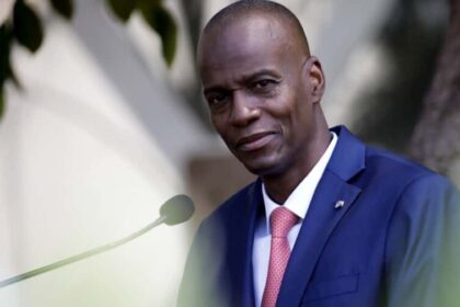 Revelan nuevos detalles del magnicidio de Jovenel Moïse en Haití durante juicio en Miami Durante un juicio federal en Miami, se conocieron nuevos detalles sobre el asesinato del presidente haitiano Jovenel Moïse, ocurrido el 7 de julio de 2021 en su residencia. Testimonios de exmilitares colombianos implicados en la operación revelaron que el plan inicial era secuestrar al mandatario, pero posteriormente fue modificado para ejecutar su asesinato, tras fallas logísticas y decisiones de los coordinadores del operativo. Según el testigo Germán Alejandro Rivera García, uno de los implicados que se declaró culpable, los atacantes recibieron instrucciones de apoderarse de dinero, documentos y equipos electrónicos dentro de la residencia presidencial, además de información interna facilitada por un exfuncionario haitiano. El caso también expone la participación de varios actores internacionales y señala que parte del grupo fue sobornado y guiado con detalles precisos del lugar, en un proceso que sigue generando revelaciones en tribunales de Estados Unidos y Haití. Más información en alodigitalrd.com. #Haiti #JovenelMoise #Magnicidio #JusticiaInternacional #JuicioMiami #Colombia #PoliticaInternacional #AloRD #AloDigitalRD #NoticiasRD