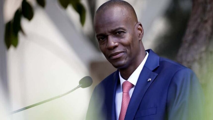 Revelan nuevos detalles del magnicidio de Jovenel Moïse en Haití durante juicio en Miami Durante un juicio federal en Miami, se conocieron nuevos detalles sobre el asesinato del presidente haitiano Jovenel Moïse, ocurrido el 7 de julio de 2021 en su residencia. Testimonios de exmilitares colombianos implicados en la operación revelaron que el plan inicial era secuestrar al mandatario, pero posteriormente fue modificado para ejecutar su asesinato, tras fallas logísticas y decisiones de los coordinadores del operativo. Según el testigo Germán Alejandro Rivera García, uno de los implicados que se declaró culpable, los atacantes recibieron instrucciones de apoderarse de dinero, documentos y equipos electrónicos dentro de la residencia presidencial, además de información interna facilitada por un exfuncionario haitiano. El caso también expone la participación de varios actores internacionales y señala que parte del grupo fue sobornado y guiado con detalles precisos del lugar, en un proceso que sigue generando revelaciones en tribunales de Estados Unidos y Haití. Más información en alodigitalrd.com. #Haiti #JovenelMoise #Magnicidio #JusticiaInternacional #JuicioMiami #Colombia #PoliticaInternacional #AloRD #AloDigitalRD #NoticiasRD
