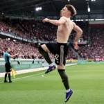 **Lennart Karl sufre rotura fibrilar y será baja con el Bayern de Múnich ante el Real Madrid** El delantero alemán Lennart Karl, de 18 años, sufrió una rotura fibrilar en el muslo derecho, lo que lo dejará fuera de competencia por tiempo indefinido, según informó el Bayern de Múnich. La lesión se produce en un momento clave de la temporada, cuando el equipo disputaba la fase decisiva de la Liga de Campeones. El club bávaro confirmó que el jugador ofensivo no podrá participar en el partido de vuelta de los cuartos de final ante el Real Madrid. La baja representa una pérdida para el técnico Vincent Kompany, quien pierde a una de sus jóvenes promesas en un encuentro de alta exigencia internacional. Más información en alodigitalrd.com. #BayernMunich #RealMadrid #LennartKarl #ChampionsLeague #FutbolInternacional #AloRD #AloDigitalRD #NoticiasRD